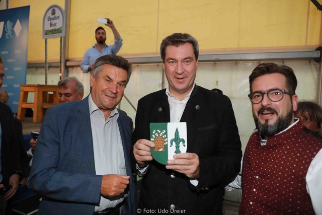 Erster öffentlicher Festzeltauftritt von Ministerpräsident Dr. Markus Söder in Eibach. | Foto: Udo Dreier