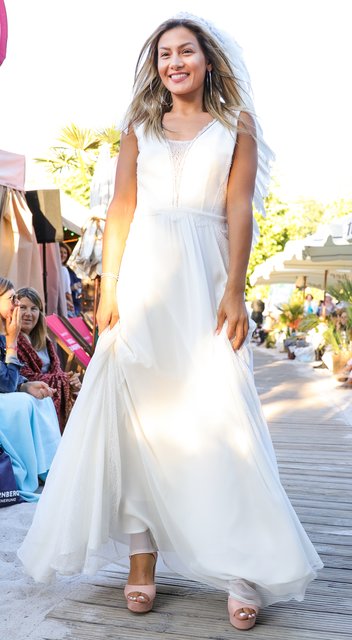 Modenschau am Nürnberger Stadtstrand. Modelle von Herzog Brautmode, Dominique Armbrüster. | Foto: Nicole Fuchsbauer