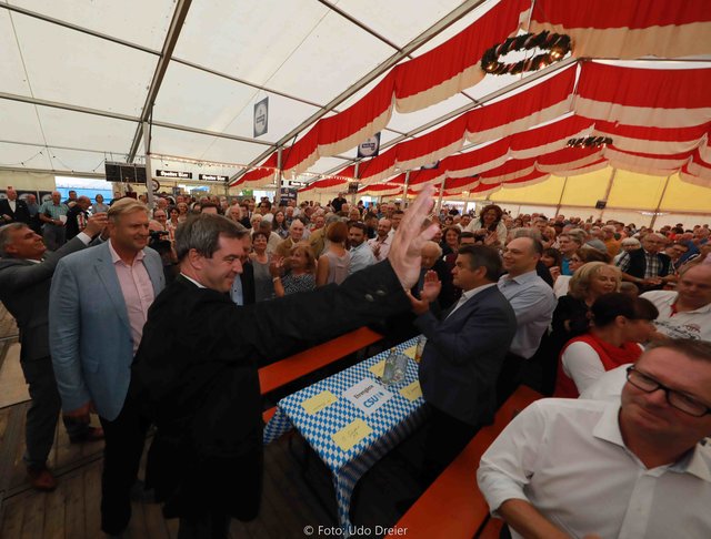 Einmarsch ins Festzelt. | Foto: Udo Dreier
