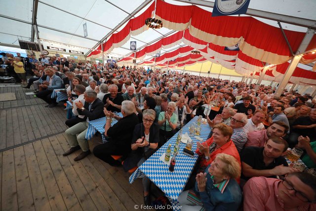 800 Besucher drängten sich im Eibacher Festzelt. | Foto: Udo Dreier