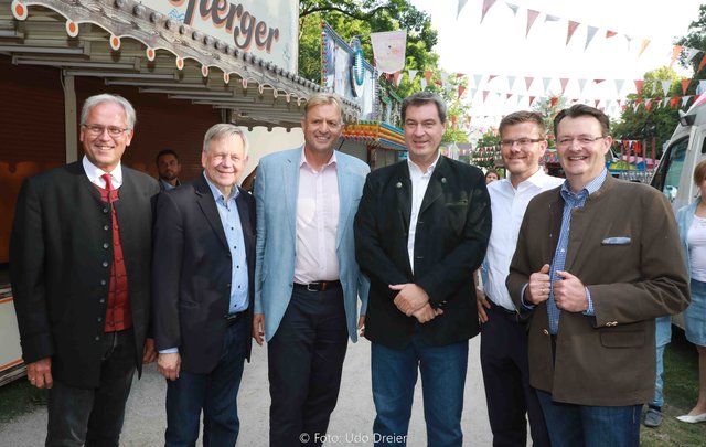 Auf der Eibacher Kirchweih (v.l.): Bezirkstagspräsident Richard Bartsch, MdL Karl Freller, CSU-Ortsverbandsvorsitzender Georg Sorger, MP Markus Söder, Stadtrat Marcus König und MdB Michael Frieser. | Foto: Udo Dreier