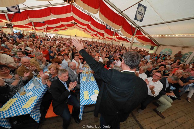 Begrüßung im Festzelt. | Foto: Udo Dreier