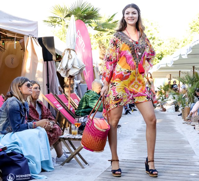 Modenschau am Nürnberger Stadtstrand. IK Selection und Menage, Sabine Fischer. | Foto: Nicole Fuchsbauer