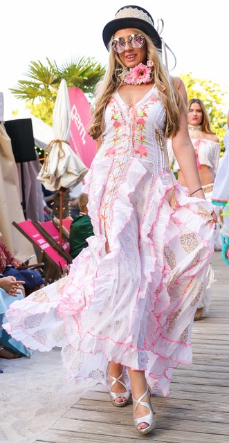 Modenschau am Nürnberger Stadtstrand. Kollektion von Nina Halbig, Love and Peace, Miss Bikini, Taschen von Martina Knauf. | Foto: Nicole Fuchsbauer