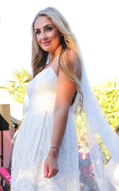 Modenschau am Nürnberger Stadtstrand. Modelle von Herzog Brautmode, Dominique Armbrüster. | Foto: Nicole Fuchsbauer