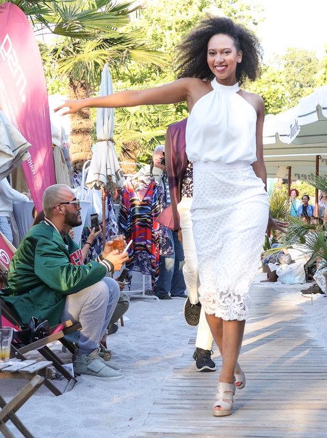 Modenschau am Nürnberger Stadtstrand. Modelle von Herzog Brautmode, Dominique Armbrüster. | Foto: Nicole Fuchsbauer