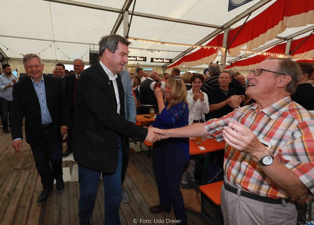 Einmarsch im Eibacher Festzelt. | Foto: Udo Dreier
