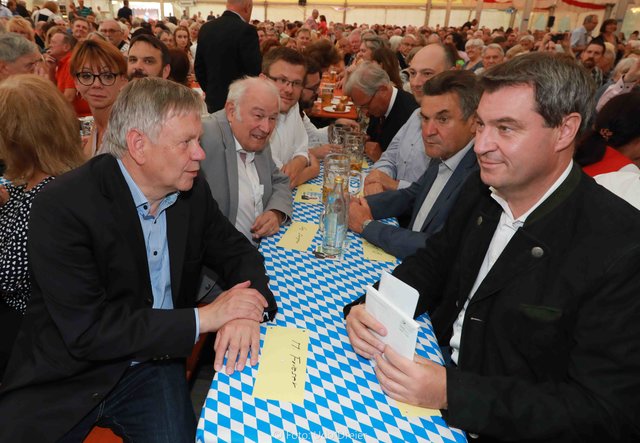 Im Eibacher Festzelt (v.l.):  Karl Freller, MdL, Günther Beckstein, MdL, Stadtrat Marcus König, Bezirkstagspräsident Richard Bartsch, Stadtrat Andreas Krieglstein, Stadtrat Kilian Sendner und Ministerpräsident Dr. Markus Söder. | Foto: Udo Dreier