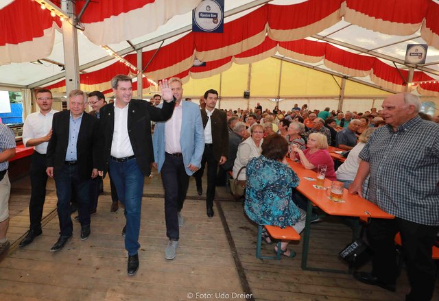 Einmarsch im Eibacher Festzelt mit MdL Karl Freller, MdB Michael Frieser, MP Markus Söder, CSU-Ortsverbandsvorsitzender Georg Sorger. | Foto: Udo Dreier