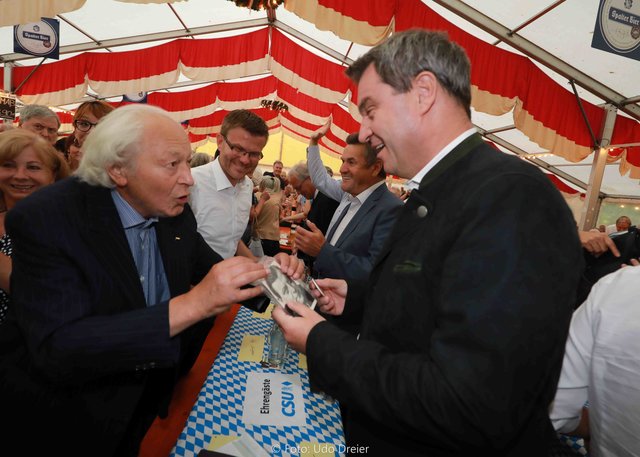 Markus Söder bekommt Franz Josef Strauss Foto. | Foto: Udo Dreier