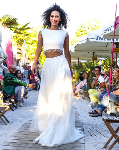 Modenschau am Nürnberger Stadtstrand. Modelle von Herzog Brautmode, Dominique Armbrüster. | Foto: Nicole Fuchsbauer