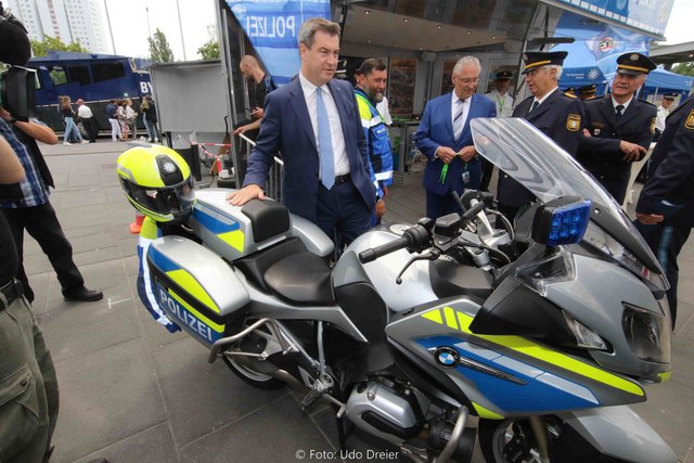Bayerns Ministerpräsident Markus Söder und Bayerns Innenminister Joachim Herrmann - Foto: Udo Dreier - 24.06.2018 - Nürnberg - Messe Nuernberg - Frankenhalle -  Bayerns Innenminister Joachim Herrmann vereidigt in Nürnberg Rekordzahl von 1.755 neuen Polizisten - Ministerpräsident Dr. Markus Söder hält Festansprache+++ Ein neuer Rekordwert: Bayerns Innenminister Joachim Herrmann hat in Nürnberg in der Frankenhalle 1.755 neuen Polizistinnen und Polizisten der Bayerischen Polizei feierlich den Diensteid abg