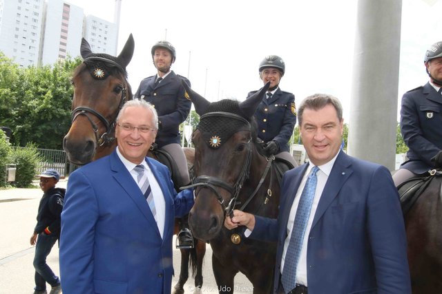 Bayerns Ministerpräsident Markus Söder und Bayerns Innenminister Joachim Herrmann mit der Reiterstaffel. | Foto: Udo  Dreier