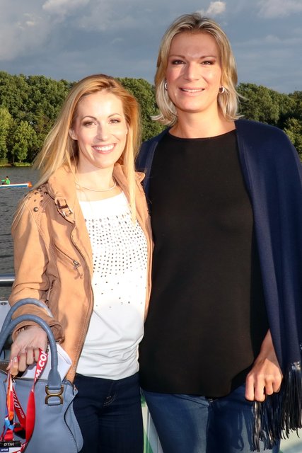 Hingucker der AutoBILD Motorsport- Lounge: Ski-Legende Maria Höfl-Riesch (re.) & Moderatorin Andrea Kaiser. | Foto: Jürgen Friedrich