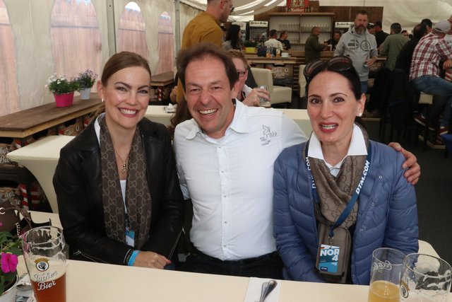 Sorgte für Gaumengenüsse: Event-Caterer René Lehrieder mit Maklerin Claudia Pinkert (li.) und CSU-Lady Elif Weitzenfelder. | Foto: John R. Braun