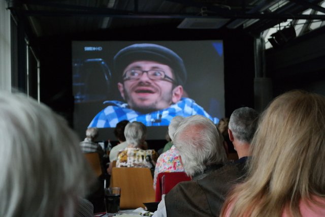 Raul Krauthausen, Inclusionsaktivist und Autor, in der Diskussionsrunde im NachtCafe