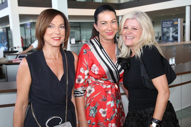 Sylvia Rabitz, Andrea Stiegler (Akademie der Bildenden Künste Nürnberg) und Mode-Designerin Marion Wörlein. | Foto: Jürgen Friedrich