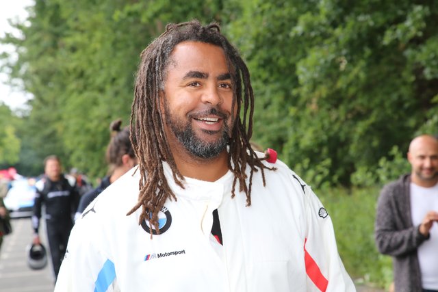 Ex-Nationalspieler und PS-Freak Patrick Owomoyela (früher BVB) drehte als Gast bei BMW heiße Runden im Renntaxi. | Foto: Jürgen Friedrich