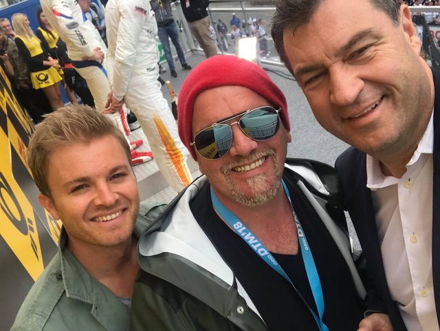 Mehr Prominenz passt kaum auf ein Foto: Wir sehen (v.l.): Formel-1-Weltmeister Nico Rosberg, DJ Ötzi Gerry Friedle (,,Ein Stern, der deinen Namen trägt...") & Ministerpräsident Dr. Markus Söder beim Super-Selfie auf dem Balkon über der Boxengasse! | Foto: oh