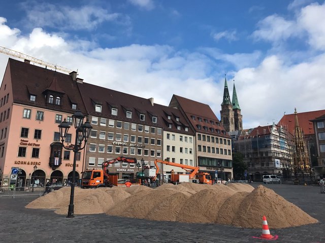 Seit Montag wird der Sand für das Mega-Event rangeschafft.