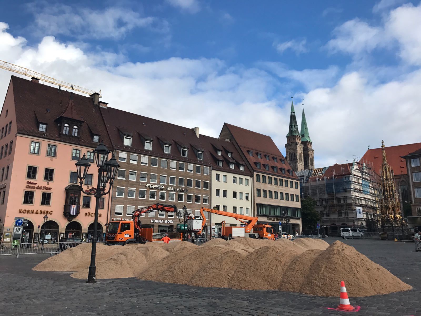 Seit Montag wird der Sand für das Mega-Event rangeschafft.