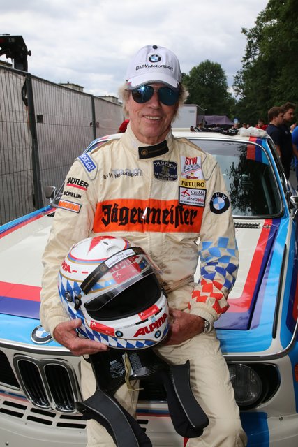 Seine Königliche Hoheit Prinz Leopold ,,Poldi" von Bayern fuhr eines der Renntaxis von BMW – stilecht mit weiß-blauem Rautenhelm! | Foto: Jürgen Friedrich