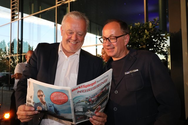 Radio-Macher Gerald Kappler (li., Funkhaus) und Tucher-Marketingchef Kai Eschenbacher informieren sich mit der Marktspiegel Rennzeitung. | Foto: Jürgen Friedrich