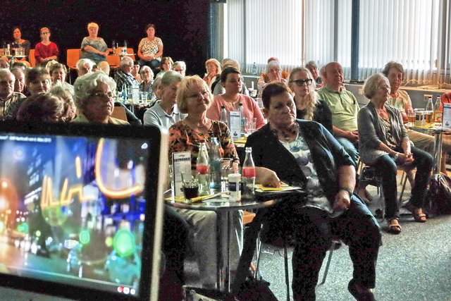 Die Gäste verfolgen die Talksendung des SWR NachtCafe mit großem Interesse