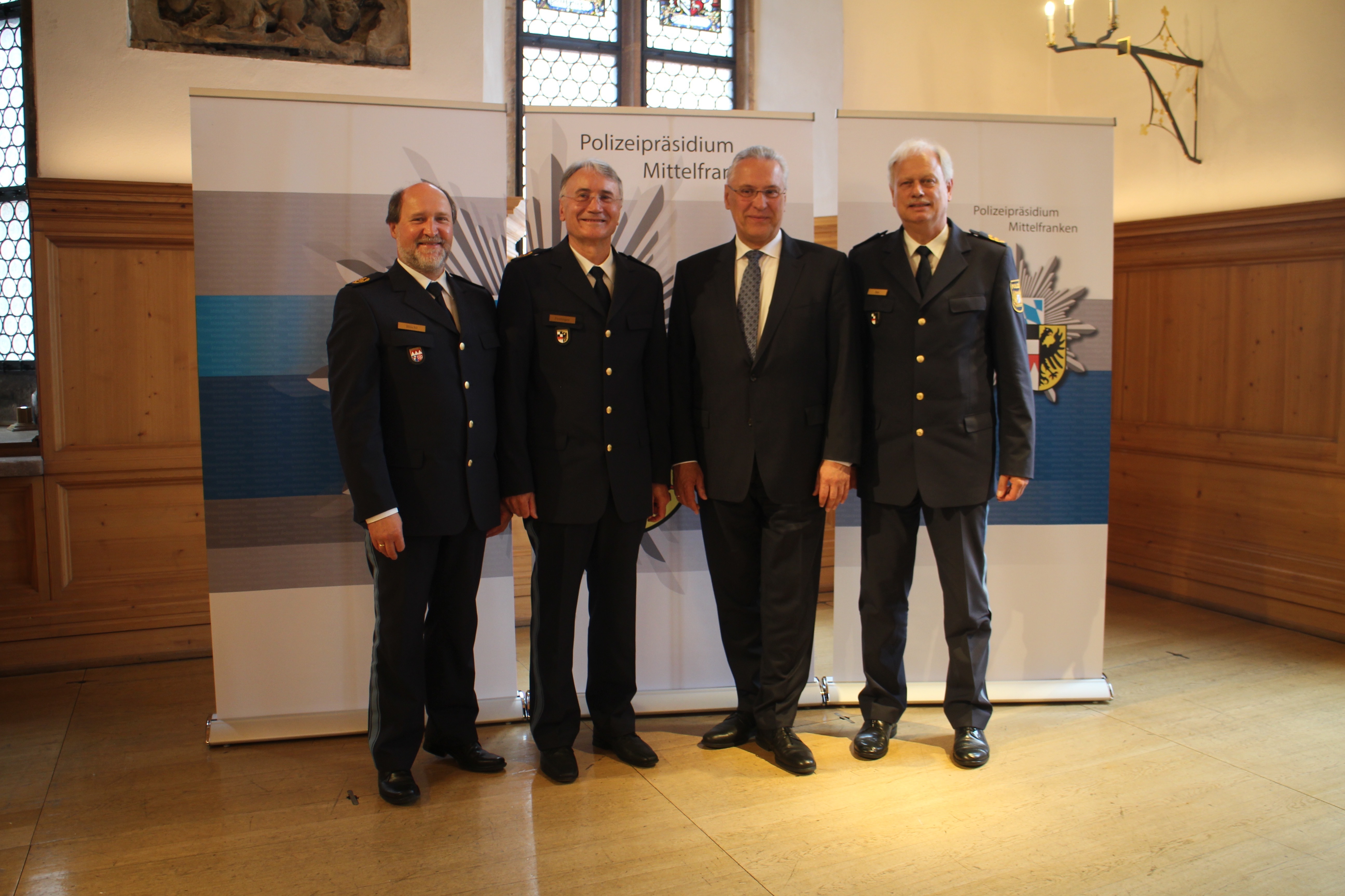 Mittelfränkischer Stabwechsel im Historischen Rathaussaal (v.l.): Polizeivizepräsident Adolf Blöchl, neuer Polizeipräsident Roman Fertinger, der bayerische Innenminister Joachim Herrmann und der bisherige Polizeipräsident Johann Rast.