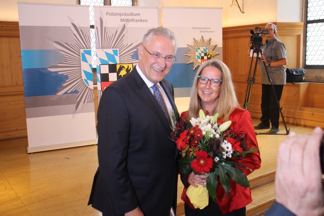 Blumen für Claudia Blöchl, Ehefrau des neuen Polizeivizepräsidenten. | Foto: Arthur Kreklau