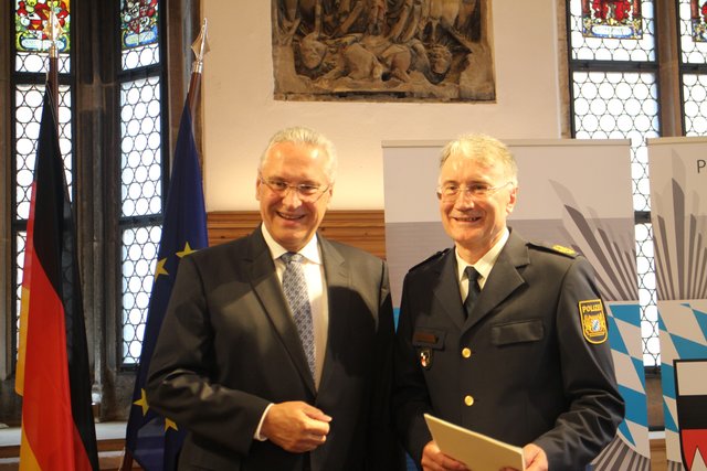 Joachim Herrmann (l.) bei der Übergabe der Urkunde an Roman Fertinger. | Foto: Arthur Kreklau