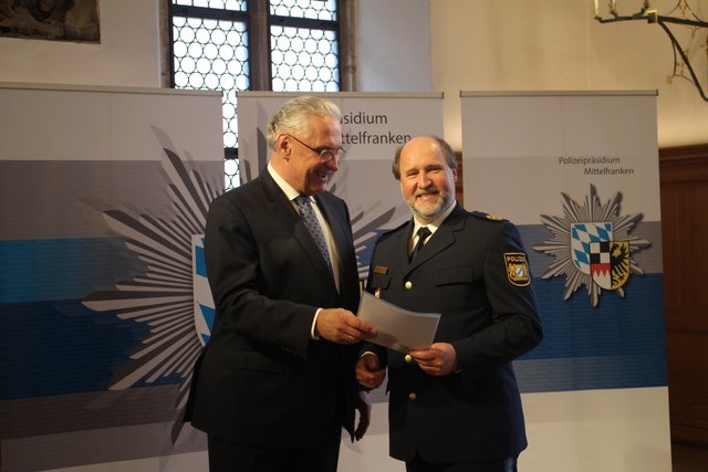 Polizeivizepräsident Adolf Blöchl (r.) freut sich über seine Ernennungsurkunde von Joachim Herrmann. | Foto: Arthur Kreklau