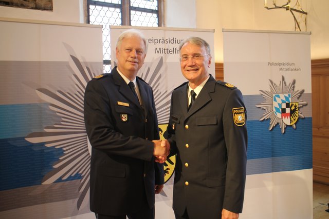 Polizeipräsident Johann Rast (l.) übergibt an Roman Fertinger. | Foto: Arthur Kreklau