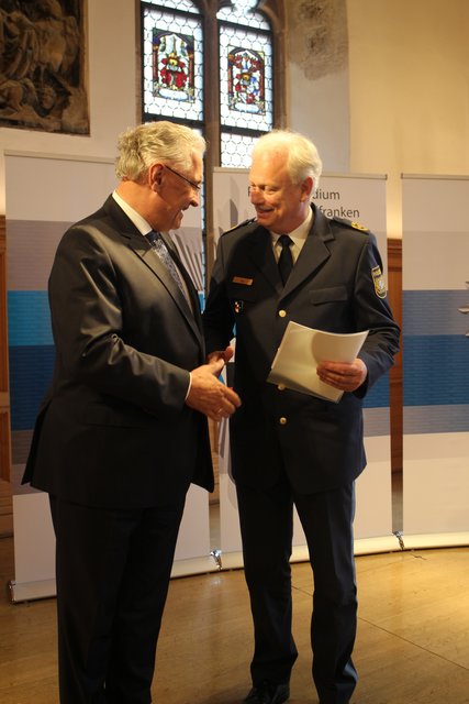 Innenminister Joachim Herrmann bedankt sich bei Johann Rast für über 30 Jahre Dienstjahre. | Foto: Arthur Kreklau