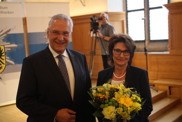 Blumen für Edith Fertinger, die Frau des neuen mittelfränkischen Polizeipräsidenten. | Foto: Arthur Kreklau