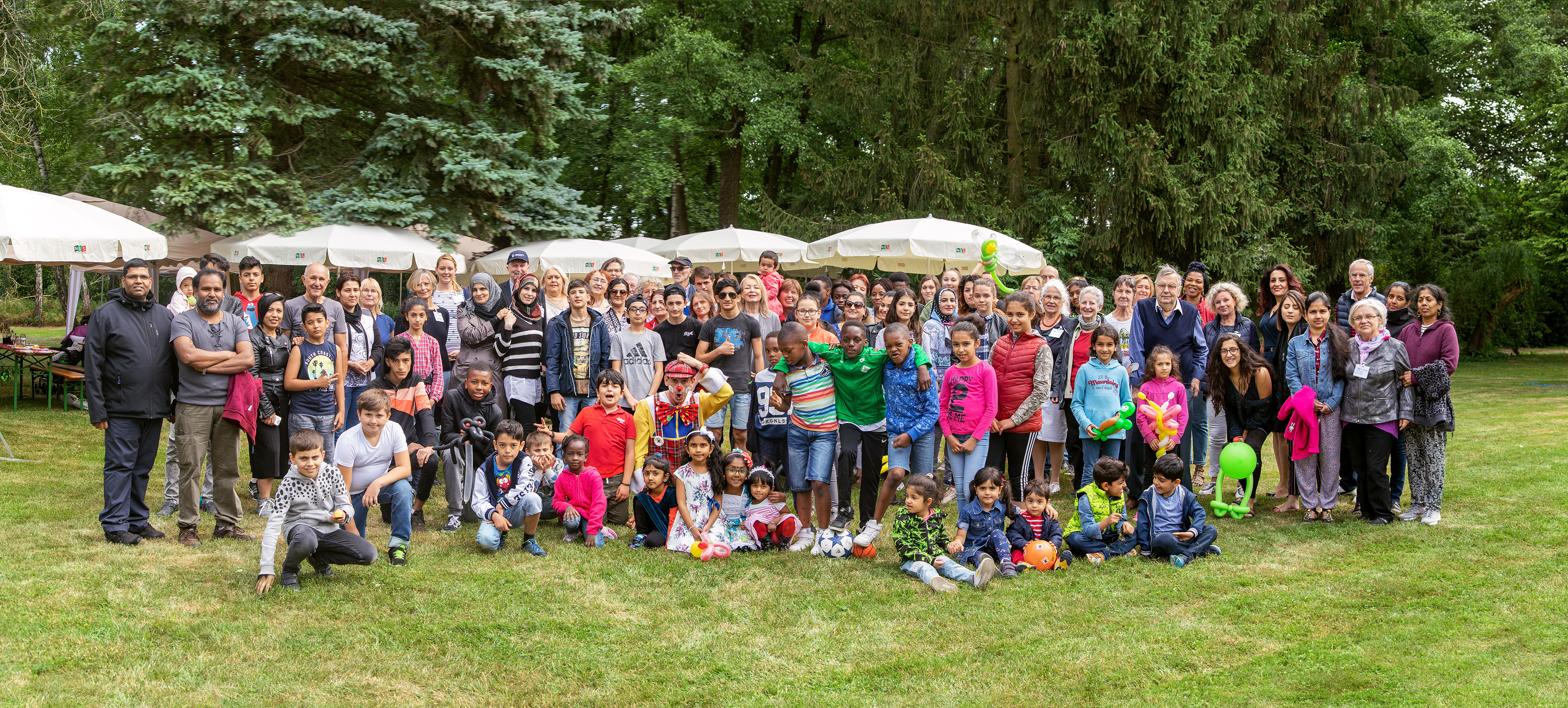 Über 60 Kinder aus 18 Ländern werden zur Zeit von der Initiative „wings to school“ gefördert. Drei Jugendliche machten in diesem Jahr ihren Abschluss. Sie wurden auf dem Sommerfest feierlich verabschiedet.
