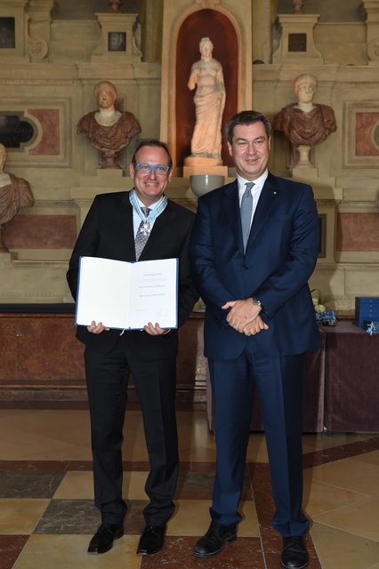 Kabarettist, Komödiant, Schauspieler, Sänger und Theaterunternehmer Volker Heißmann mit Dr. Markus Söder. | Foto: Bayerische Staatskanzlei
