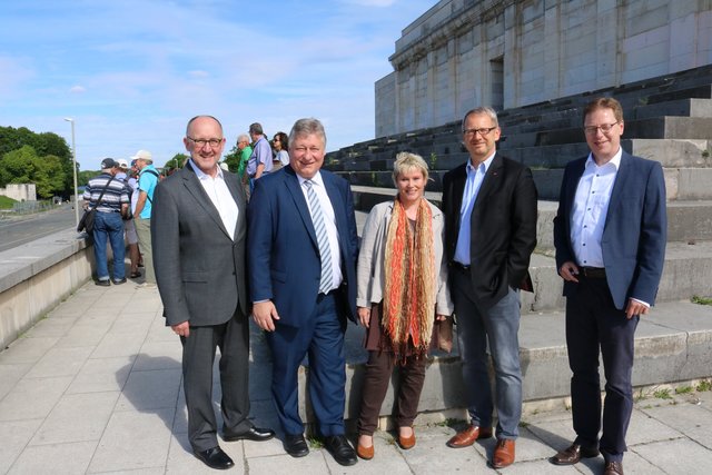 Dr. Siegfried Zelnhefer, Leiter des Presse- und Informationsamtes der Stadt Nürnberg, Martin Burkert, MdB, Gabriela Heinrich, MdB, Johannes Kahrs, haushaltspolitischer Sprecher der SPD-Bundestagsfraktion und Florian Dierl, Leiter des Dokumentationszentrums Reichsparteitagsgelände (v.l.). | Foto: oh/privat