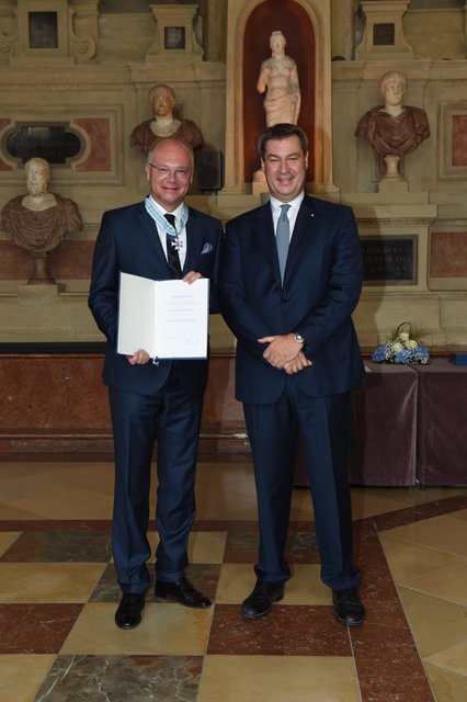 Bayerischer Verdienstorden für Kabarettist, Komödiant, Sänger, Schauspieler, Moderator und Theaterunternehmer Martin Rassau (l.). | Foto: Bayerische Staatskanzlei