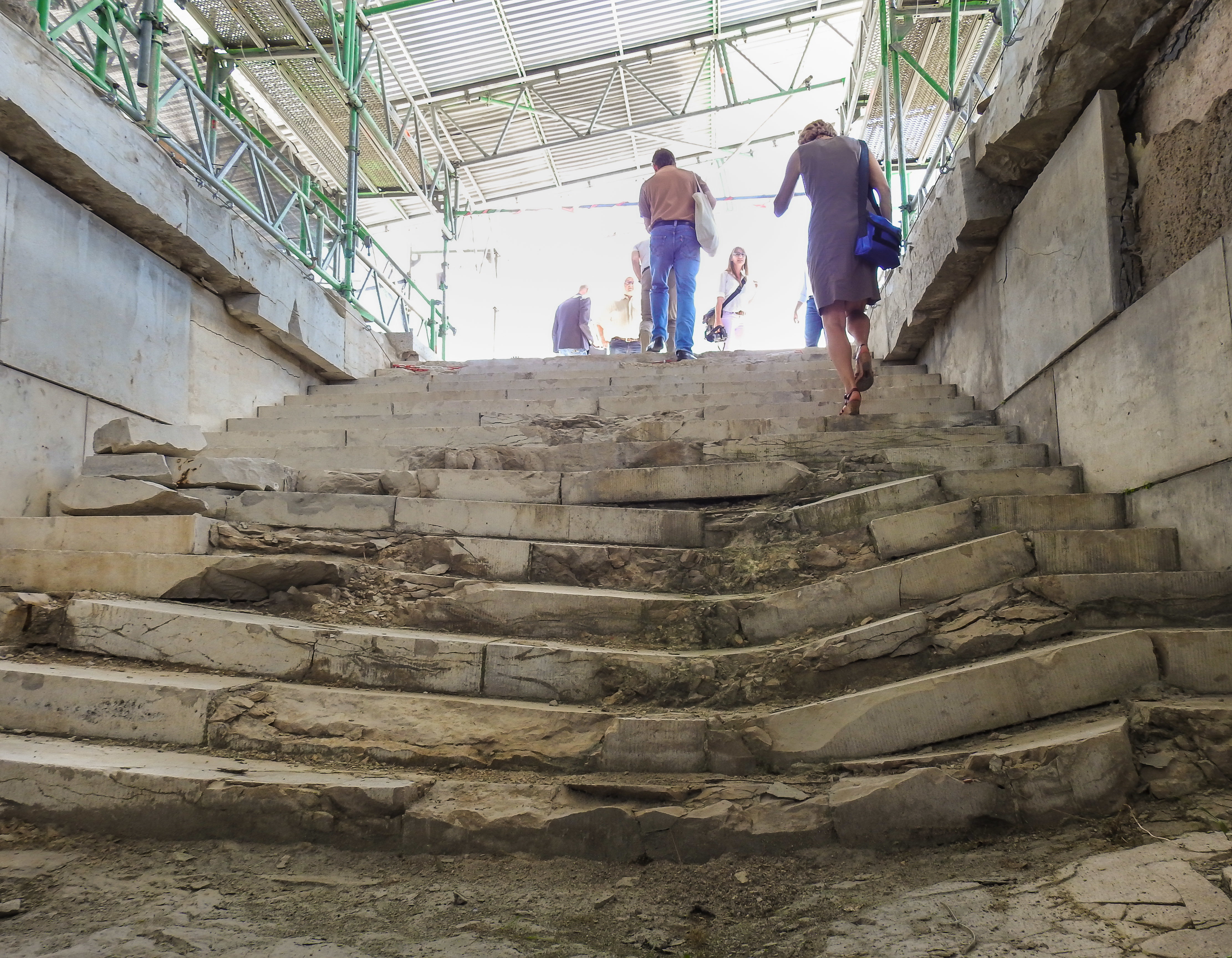 Diese fast eingefallene Treppe der Zeppelintribüne führt auf die Ausichtsplattform. Für Besucher ist sie in diesem Zustand nicht zugänglich.