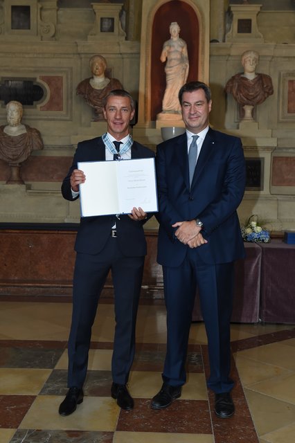 Bayerischer Verdienstorden für Marek Mintál, Fußballtrainer, ehem. slowakischer Nationalspieler und Spieler beim 1. FC Nürnberg. | Foto: Bayerische Staatskanzlei