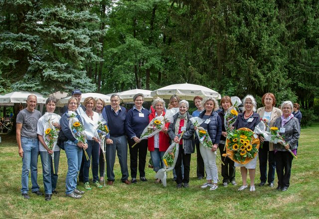 Die engagierten Ehrenamtlichen wurden mit Sonnenblumen geehrt.