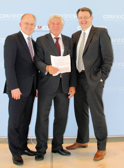 Die Bundestagsabgeordneten Sebastian Brehm (Haushaltsausschuss), Alois Karl (Haushaltsausschuss) und Michael Frieser (Ausschuss Kultur und Medien), v.l.. | Foto: Büro Brehm