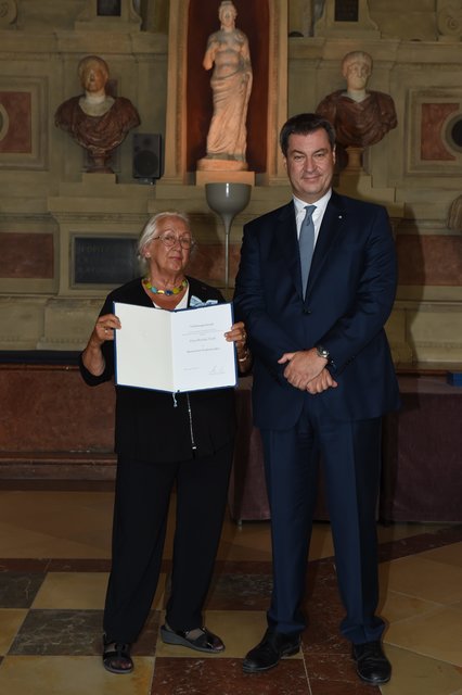 Bayerischer Verdienstorden für Monika Vieth (l.), Leiterin der Außenstelle Forchheim des Weißen Rings e. V. , Mitglied im Koordinationsgremium „Forchheimer Bündnis gegen Extremismus“. | Foto: Bayerische Staatskanzlei
