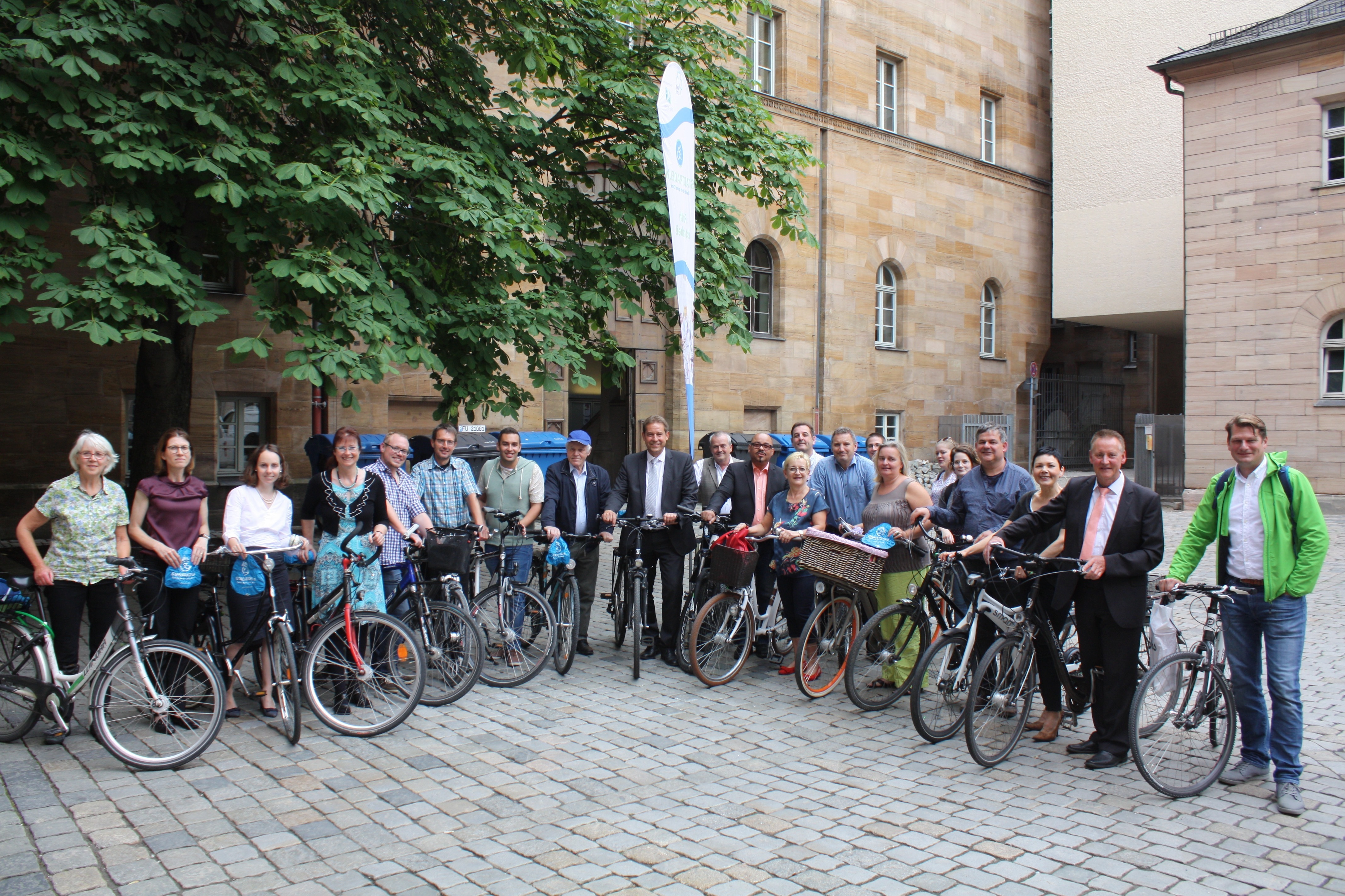 OB Thomas Jung (2ter v.r.) und ein großer Teil des Stadtrates kamen mit dem Fahrrad zur Stadtratssitzung.