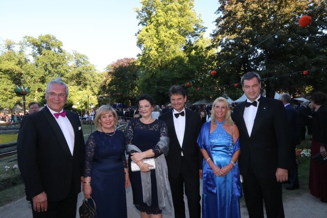 FAU-Präsident Prof. Dr. Joachim Hornegger (3.v.r.) und Ehefrau Belinda (3.v.l.) mit Ministerpräsident Dr. Markus Söder (r.) und Ehefrau Karin (2.v.r.) sowie Innenminster Joachim Herrmann mit Ehefrau Gerswid.