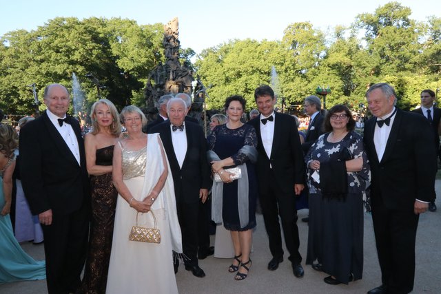 Gunther Oschmann (l.), Müller Medien, mit Ehefrau Ursula (2.v.l.), Ministerpräsident a.D. Dr. Günther Beckstein (4.v.l.) mit Ehefrau Marga (3.v.l.), FAU-Präsident Prof. Dr. Joachim Hornegger (3.v.r.) mit Ehefrau Belinda (4.v.r.) und Landtagsabgeordneter Karl Freller mit Ehefrau Monika.