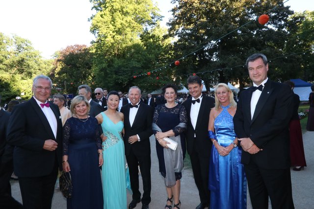 Innenminister Joachim Herrmann (l.) mit Ehefrau Gerswid (2.v.l.), Unternehmer Hans-Georg Geis (4.v.l.) mit Ehefrau Catherine (3.v.l.), FAU Präsident Prof. Dr. Joachim Hornegger mit Ehefrau Belinda sowie Ministerpräsident Dr. Markus Söder und Ehefrau Karin.