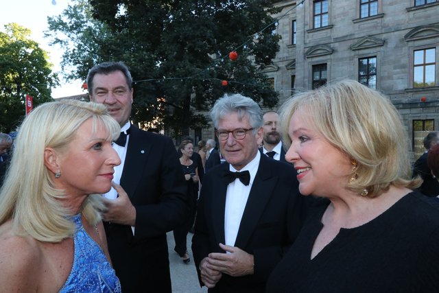 TV-Moderatorin und Autorin Evi Kurz (r.) mit Ehemann Peter Kurz (2.v.r.) im Gespräch mit Karin Söder.