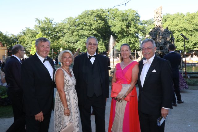 BDI-Präsident Prof. Dieter Kempf (r.) und Lebensgefährtin Anke Buddenberg (2.v.r.) mit Wolf-Rüdiger Knocke, NÜRNBERGER Aufsichtsratsvorsitzender, und Ehefrau Regina sowie Michael Pickel (M.), Autohaus J. Pickel Erlangen.